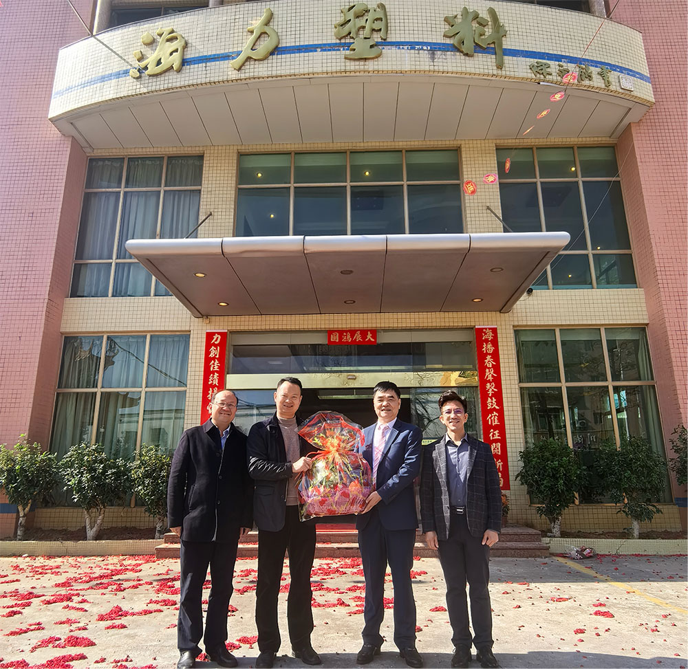 白坭镇党委书记喻晓坤一行走访慰问海力公司.jpg