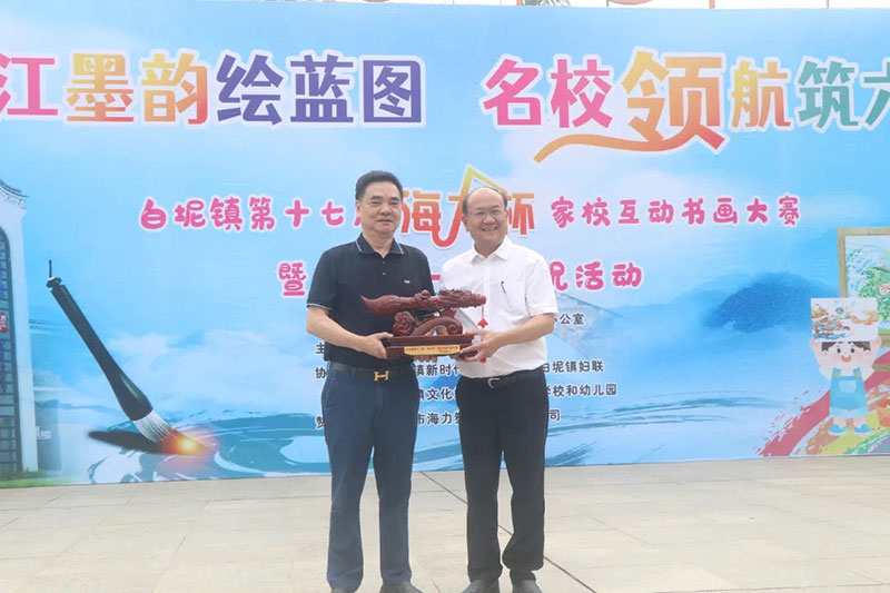 白坭镇人大主席邓启涛向海力公司回赠纪念品.jpg