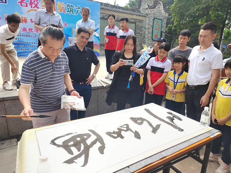 广东省书法家协会会员温凉老师即兴挥毫.jpg